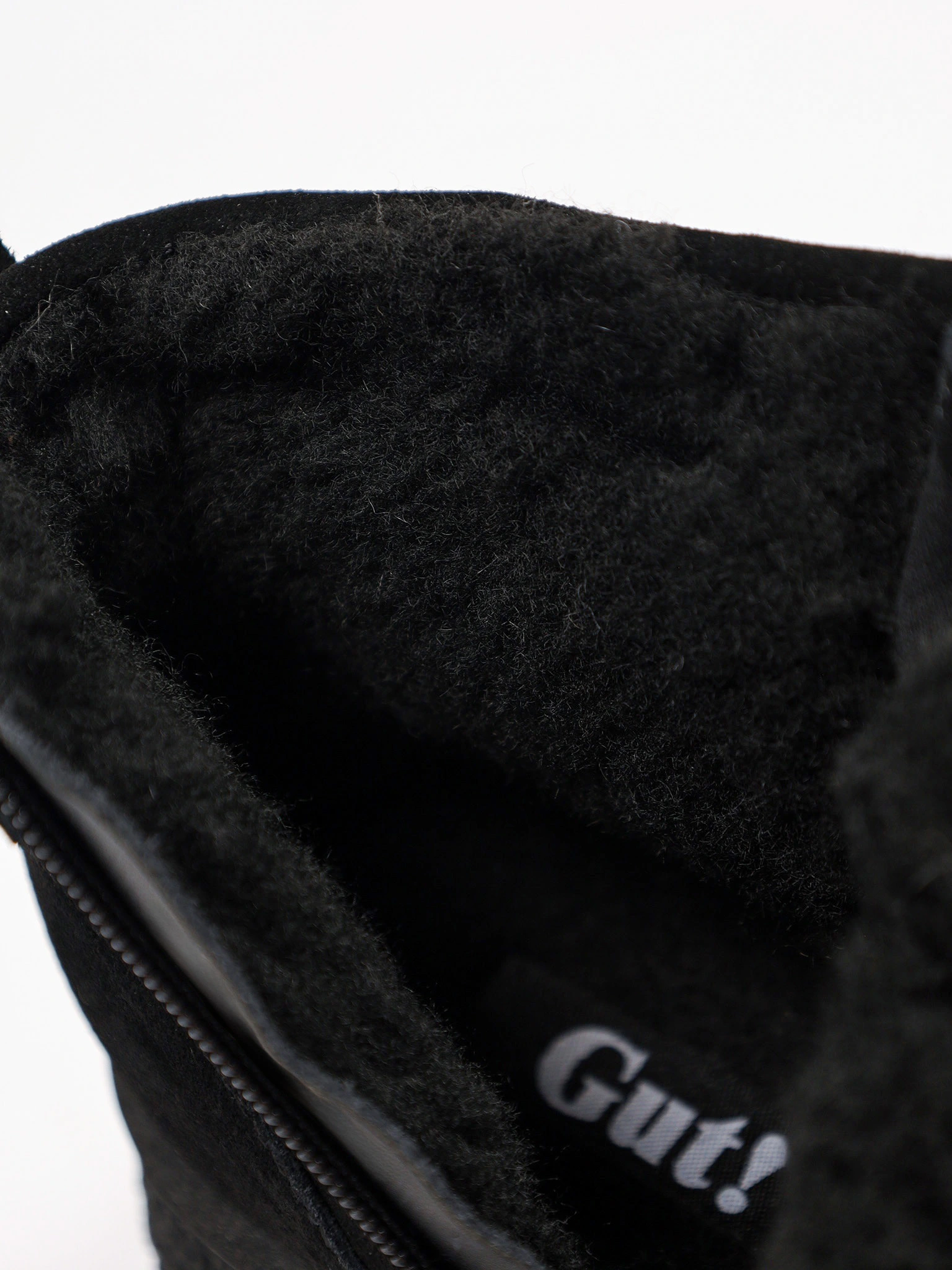 Ботинки черного цвета из натуральной замшы на средней платформе